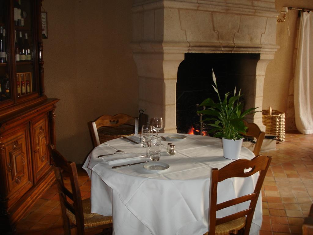 Le Relais Du Lyon D'Or Hotel Angles-sur-l'Anglin Exterior photo
