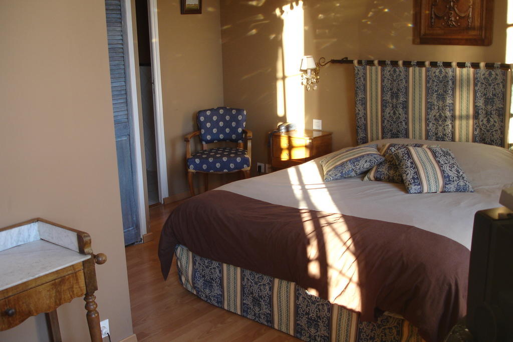 Le Relais Du Lyon D'Or Hotel Angles-sur-l'Anglin Room photo